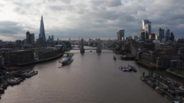 Güzel Kule Köprüsü 'nün ve Londra' nın ufuk çizgisinin havadan görüntüsü