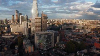 Önplanda Çömlek ve Kule Köprüsü ile Londra 'nın hava görüntüsü yükseliyor.