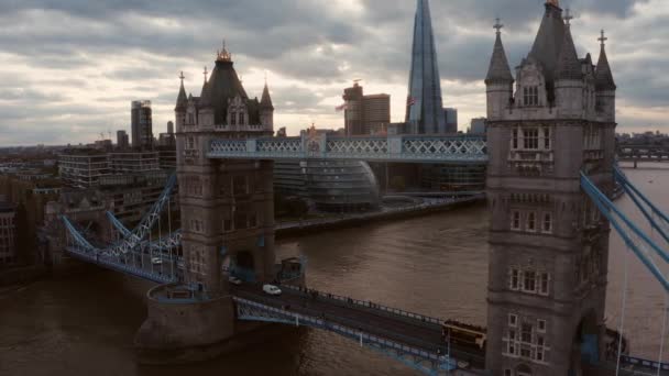 美丽的塔桥和伦敦的天际线的空中景观 — 图库视频影像