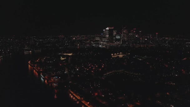 Vista aérea al iluminado Tower Bridge y horizonte de Londres por la noche, Reino Unido. — Vídeos de Stock