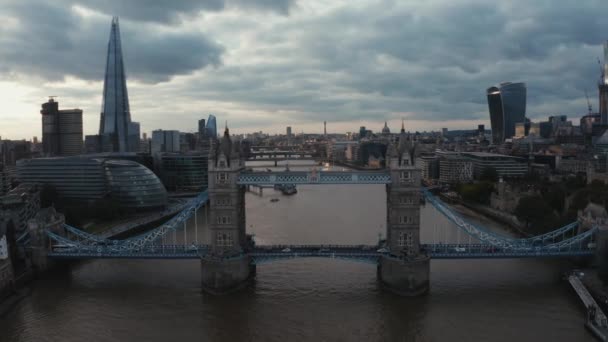 Güzel Kule Köprüsü 'nün ve Londra' nın ufuk çizgisinin havadan görüntüsü — Stok video