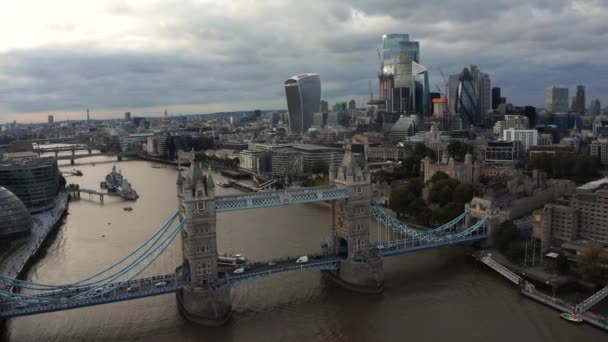 Flygfoto över den vackra Tower Bridge och silhuetten i London — Stockvideo