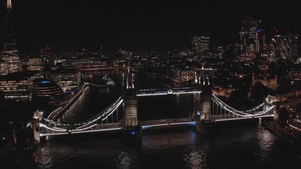 英国伦敦塔桥和天际线夜间照明的空中景观. — 图库视频影像