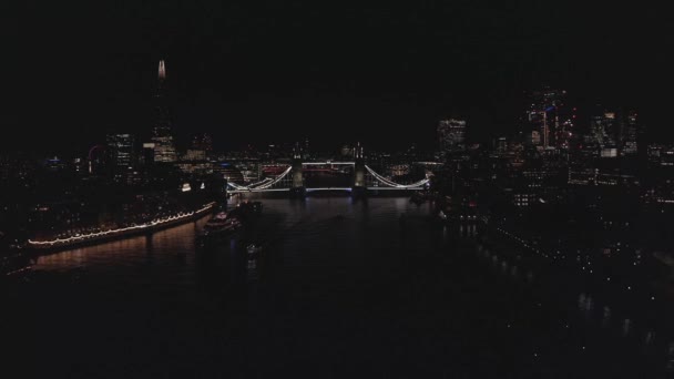 Gece vakti Londra 'nın aydınlık Tower Köprüsü ve ufuk çizgisi, İngiltere' nin havadan görüntüsü. — Stok video