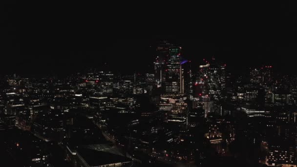 Letecký pohled na osvětlený panorama Londýna v noci, Velká Británie. — Stock video