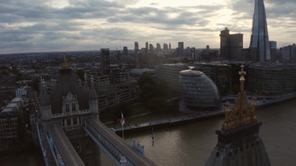 Vista aerea sul bellissimo Tower Bridge e sullo skyline di Londra — Video Stock