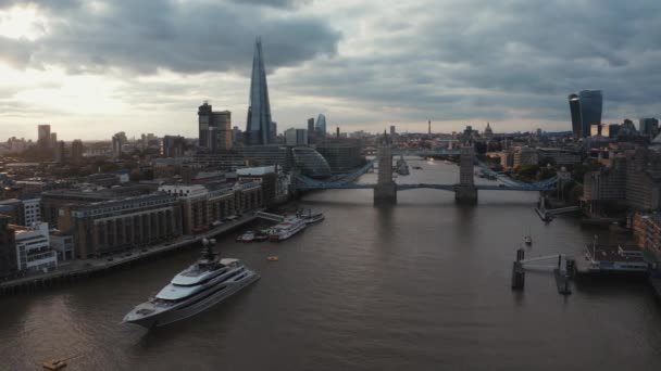 Güzel Kule Köprüsü 'nün ve Londra' nın ufuk çizgisinin havadan görüntüsü — Stok video