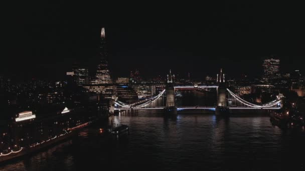 Luftaufnahme der beleuchteten Tower Bridge und der Skyline von London bei Nacht, Großbritannien. — Stockvideo