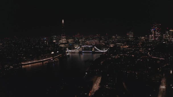 Luchtzicht op de verlichte Tower Bridge en skyline van Londen 's nachts, Verenigd Koninkrijk. — Stockvideo