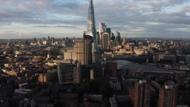 Αεροφωτογραφία του ορίζοντα της πόλης του Λονδίνου με Θραύσμα και Tower Bridge στο προσκήνιο — Αρχείο Βίντεο