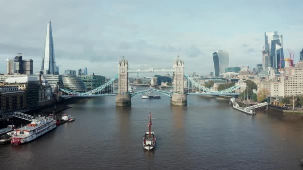 Letecký denní pohled na zvednutý Tower Bridge a projíždějící jachtu. — Stock video