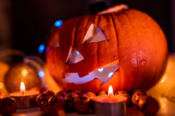 Жутко улыбающаяся тыква на Хэллоуин в горящих огненных свечах . — стоковое фото