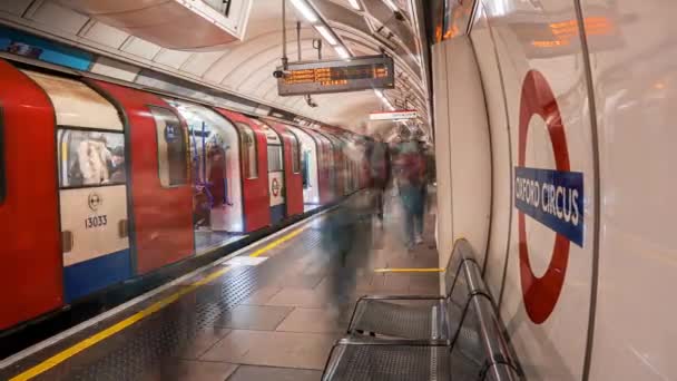 Ocupado metrô de Londres Oxford Circus estação de trem time-lapse — Vídeo de Stock
