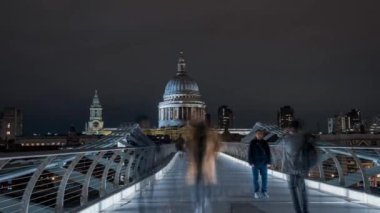 Londra gecesi Milenyum Köprüsü ile Thames Nehri 'nin karşısındaki zaman ayarlı manzara