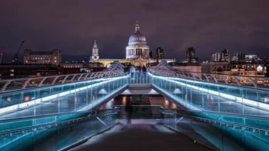 Londra gecesi Milenyum Köprüsü ile Thames Nehri 'nin karşısındaki zaman ayarlı manzara