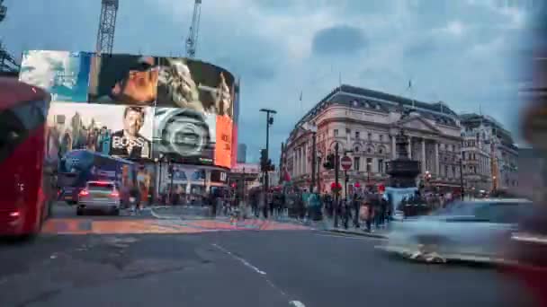 Timelapse van het drukke Piccadilly Circus in Londen overdag. — Stockvideo
