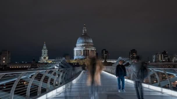 Vista del timelapse nocturno de Londres a través del río Támesis con el Puente del Milenio — Vídeos de Stock