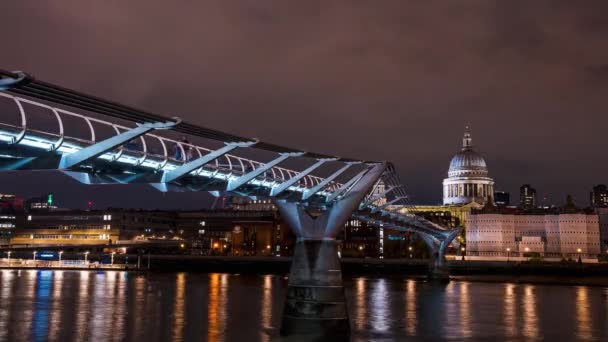 Londres nuit timelapse vue sur la Tamise avec le pont Millenium — Video