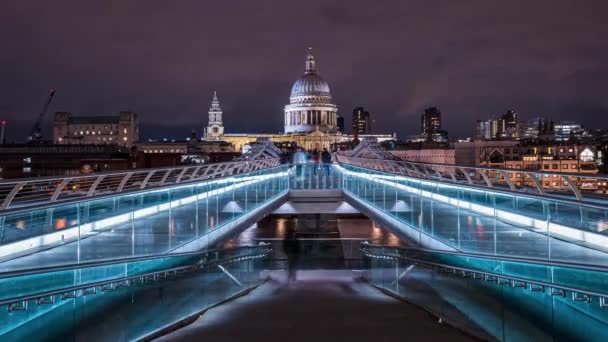 Vista del timelapse nocturno de Londres a través del río Támesis con el Puente del Milenio — Vídeo de stock