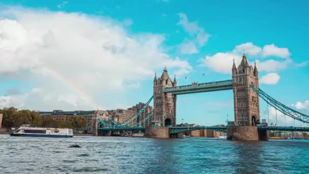Zeitraffer der Tower Bridge in London, Großbritannien. Schöne Wolken über der Turmbrücke — Stockvideo