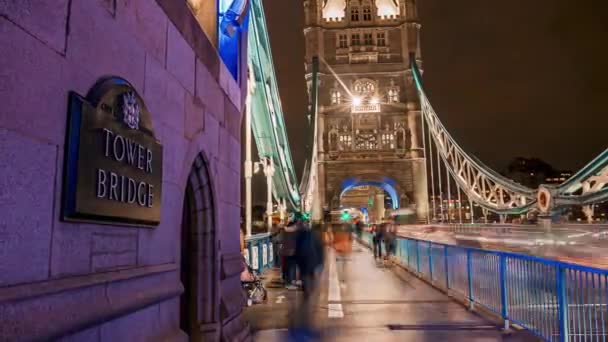 Timelapse delle persone che attraversano Tower Bridge di notte. — Video Stock