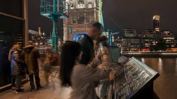 Timelapse van de mensen die 's nachts de Tower Bridge oversteken. — Stockvideo