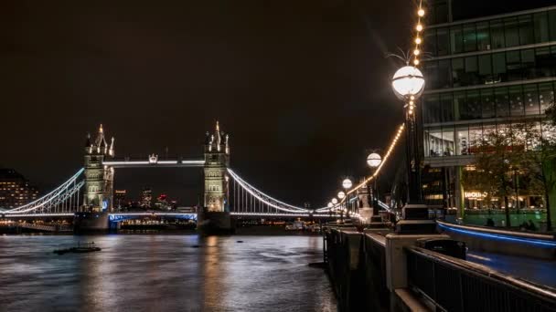 Detaljerad närbild Timelapse Tower Bridge i London på natten. — Stockvideo