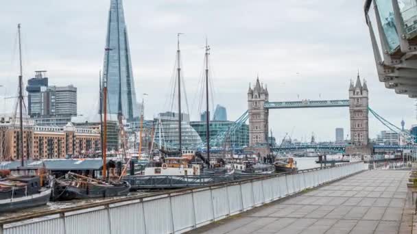 Timelapse of the Tower bridge in London, UK. Krásné mraky nad mostem věže — Stock video