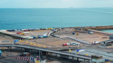 Kamyonların Fransa 'dan feribota bindiği İngiltere' deki Dover 'ın zamanaşımı görüntüsü.
