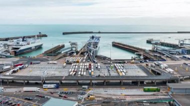 Kamyonların Fransa 'dan feribota bindiği İngiltere' deki Dover 'ın zamanaşımı görüntüsü.