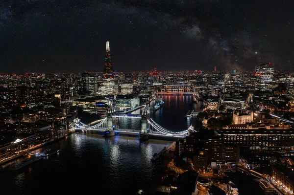Veduta aerea del Tower Bridge di notte con la galassia della Via Lattea su Londra, Regno Unito. — Foto Stock