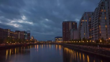 Manchester şehrinin gece vakti görüntüsü. Manchester 'daki iş bölgesi.