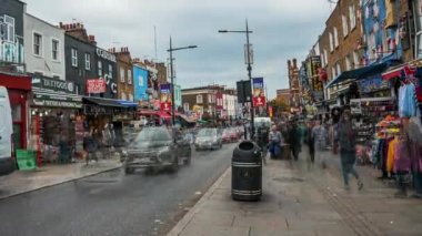 Camden Town 'ın işlek sokaklarında koşuşturan insanların zaman çizelgesi.