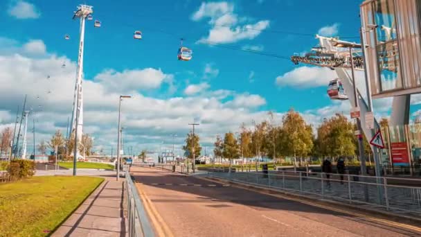 Timelapse άποψη της Emirates Air Line τελεφερίκ πάνω από τον ποταμό Τάμεση. — Αρχείο Βίντεο