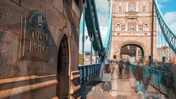 Timelapse di un cartello Tower Bridge su un muro a Londra, Regno Unito. — Video Stock