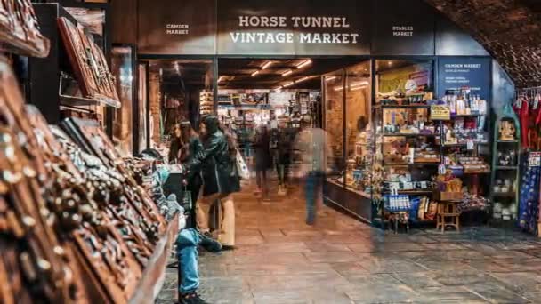 Timelapse syn på människor rusar genom marknaden i Camden Town — Stockvideo