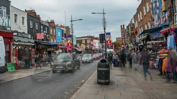 Timelapse vista della gente che corre per le strade trafficate di Camden Town — Video Stock