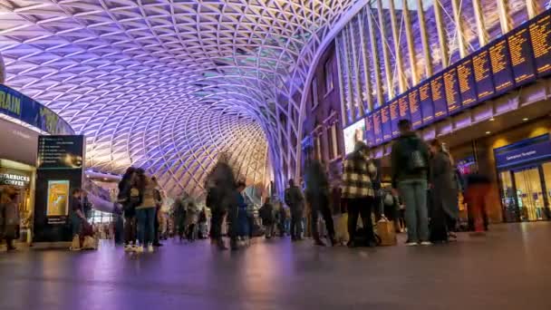 Kings Cross Station, Londen. Tijdsverloop van de passagiers in de grote tickethal — Stockvideo