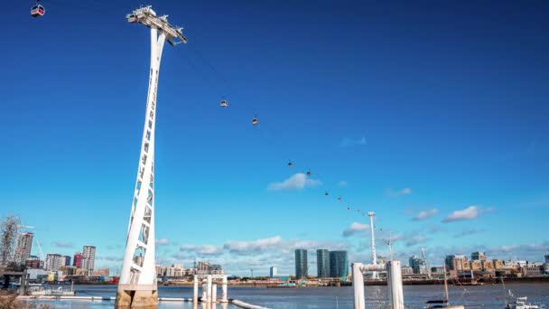 Pemandangan waktu dari kereta gantung Emirates Air Line di atas sungai Thames. — Stok Video