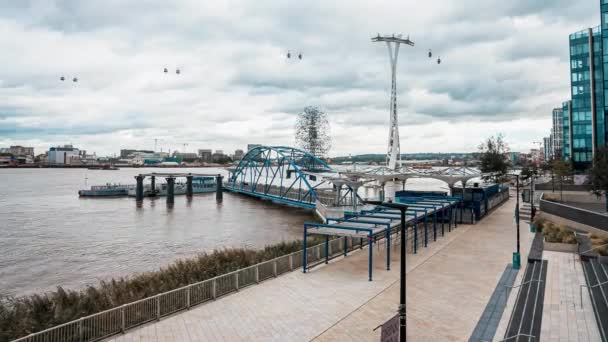 Timelapse widok Emirates Air Line kolejki linowej nad Tamizą. — Wideo stockowe