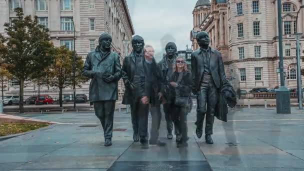 Beatles staty vid Pier Head, Liverpool waterfront, England. — Stockvideo