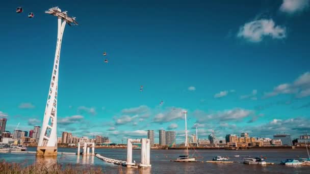Timelapse άποψη της Emirates Air Line τελεφερίκ πάνω από τον ποταμό Τάμεση. — Αρχείο Βίντεο