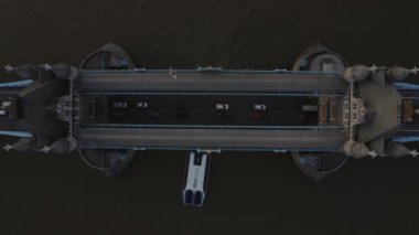 Güzel Kule Köprüsü 'nün ve Londra' nın ufuk çizgisinin havadan görüntüsü