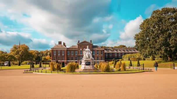 ケンジントン宮殿とロンドンのヴィクトリア女王の像のタイムラプス — ストック動画