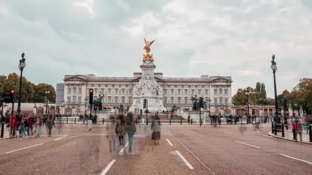 Tiden förfaller Buckingham Palace med Victory Statue i förgrunden. — Stockvideo