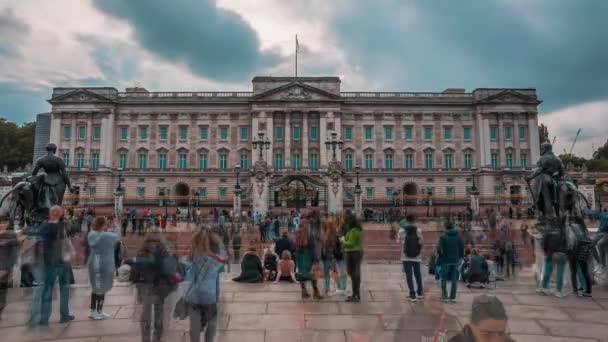 近くに多くの観光客とバッキンガム宮殿の時間経過. — ストック動画