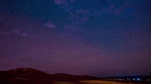 Schöne Zeitraffer-Ansichten der Wüste unter dem nächtlichen Sternenhimmel. — Stockvideo