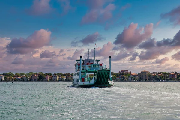 Scenic Uitzicht Veerboot Reizen Zeewater Oppervlak Met Stadsgebouwen Achtergrond Tegen — Stockfoto