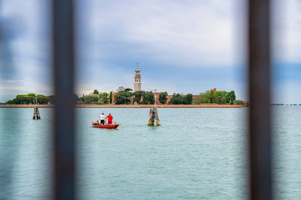 Mannelijke toeristen reizen op rivier boot met residentiële stad in verre — Stockfoto