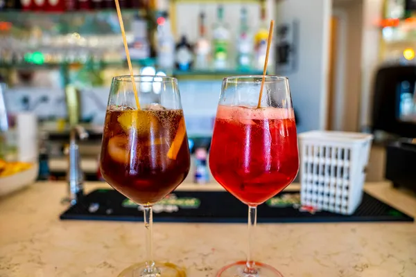 Крупный план алкогольных коктейлей в стакане в ресторане — стоковое фото